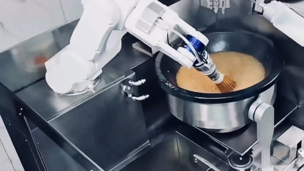 Kitchen Alpha 智能烹調設備正在完成烹飪流程